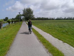 Leaving Wassenaar on the canal-side path