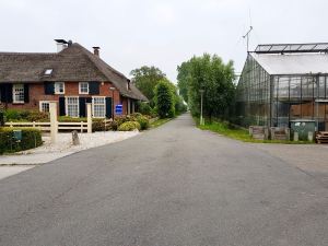 Passing old houses and greenhouses on Kniplaan
