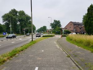 Arriving at Zoetermeet, with a slightly dated looking but perfectly good cycleway
