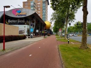 Nice wide cycleway on Europaweg, next to many lanes of motor traffic