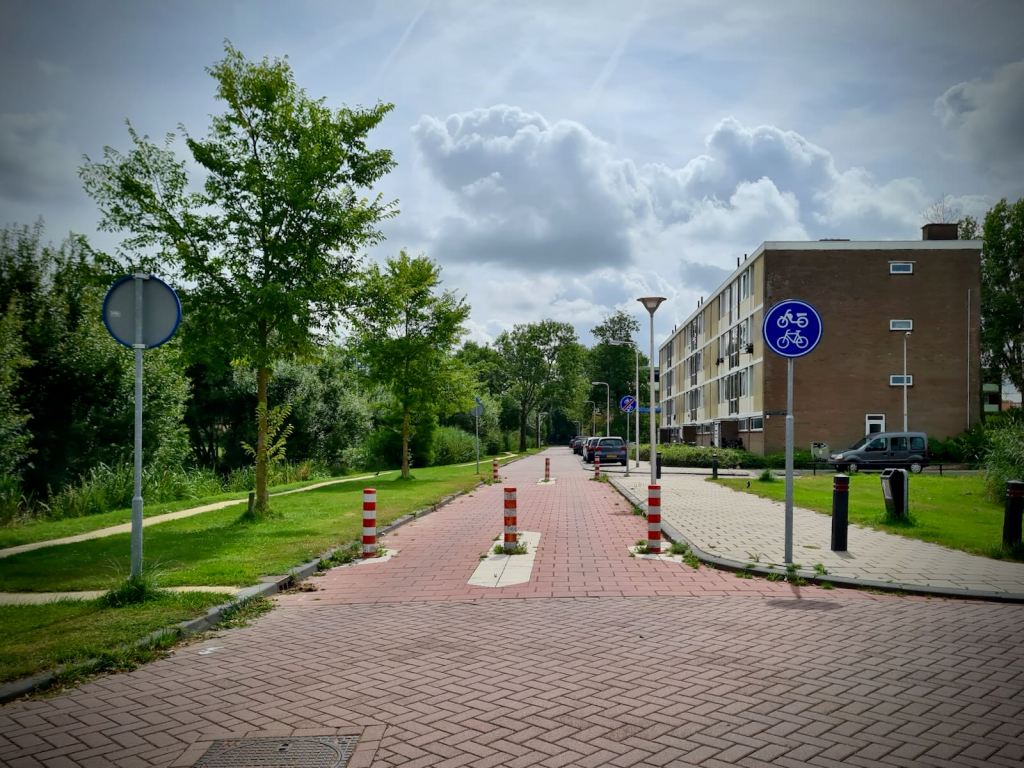 Sensibly placed bollards doing a fantastic job there, of filtering the street for cycling