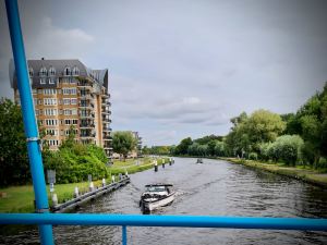 On the Vlietlandbrug, watching boats go by