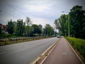Protected cycle path, motor traffic and trams