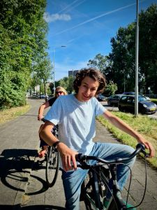 Waiting at the lights on Hofzichtlaan