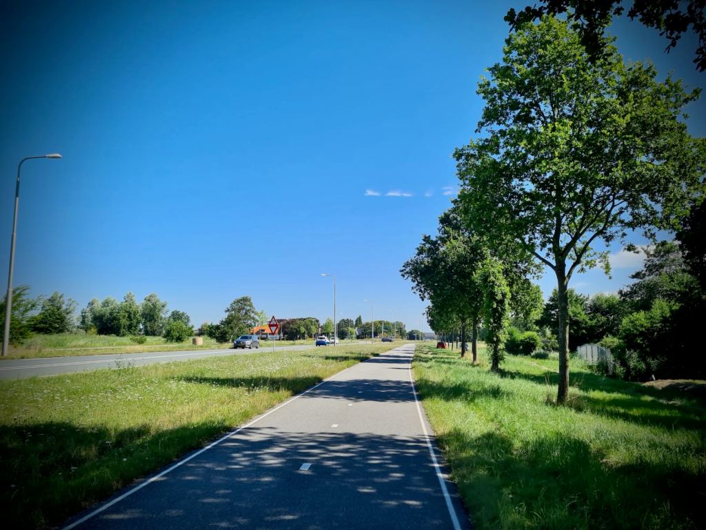 Wide and smooth two-way cycle path on the N441 Katwijkseweg