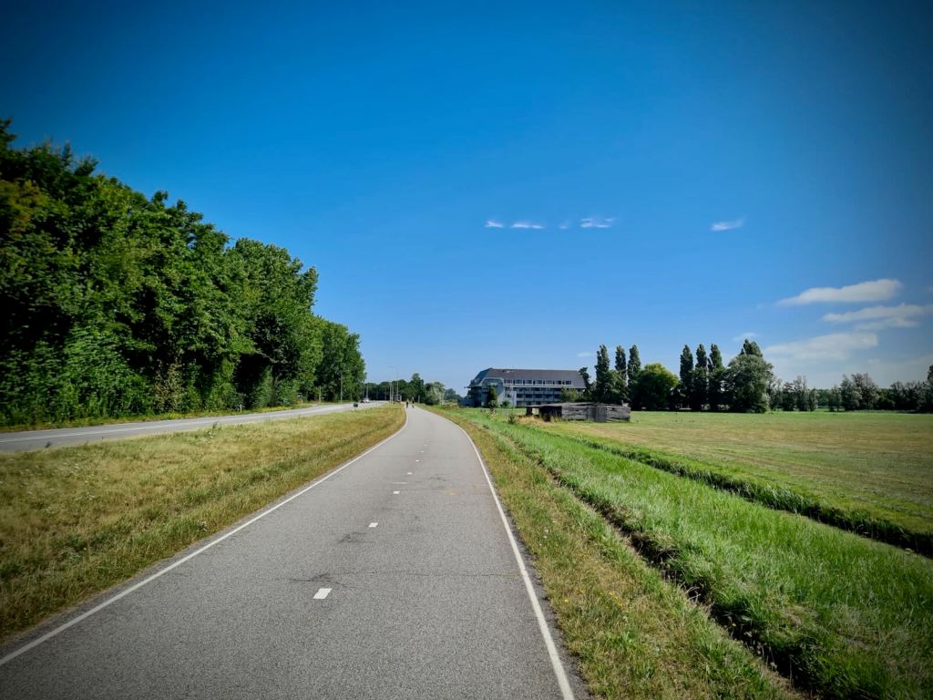 Wide and smooth two-way cycle path on the N441 Katwijkseweg