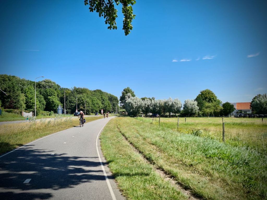 Wide and smooth two-way cycle path on the N441 Katwijkseweg