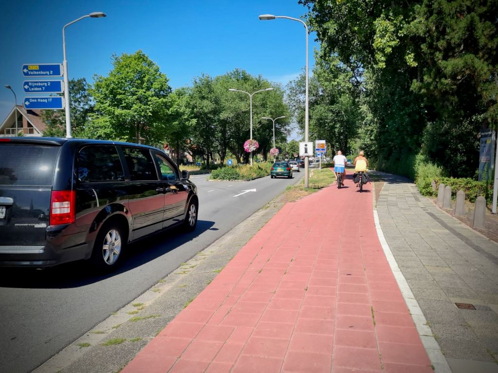 Paved cycle path on Zeeweg