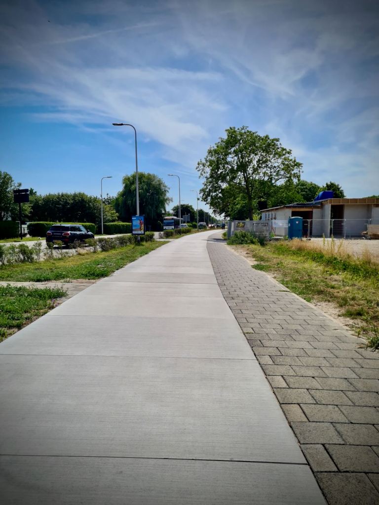 Very smooth concrete cycle path on Beeklaan