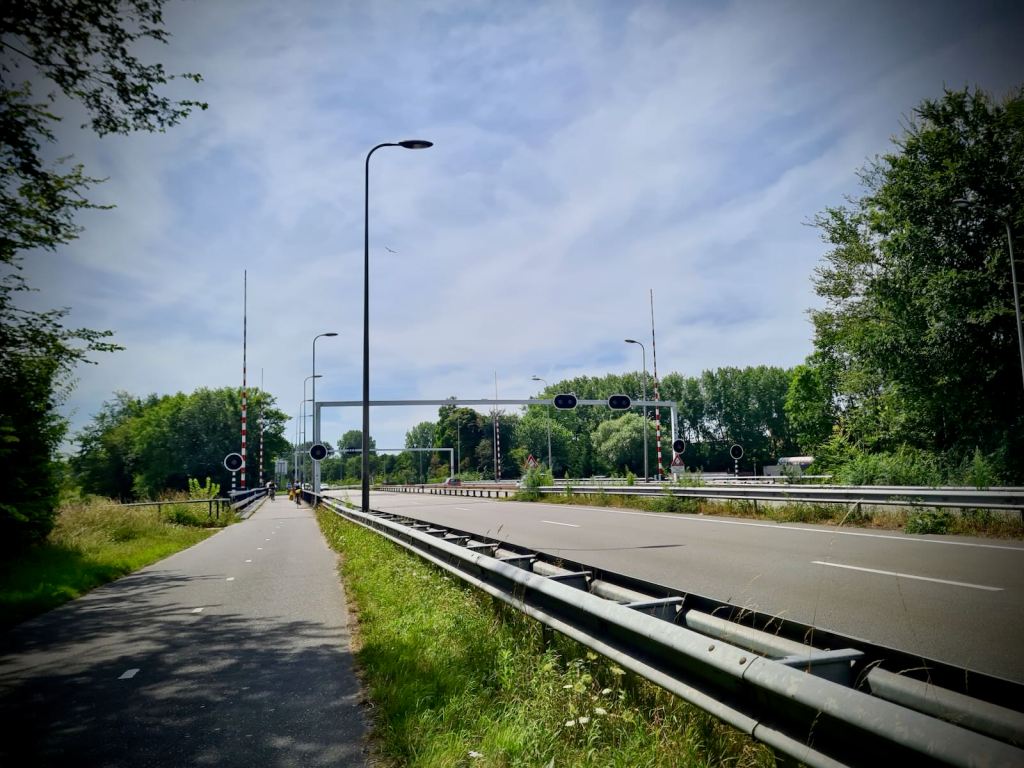 Approaching a lifting bridge over the canal, on the N206