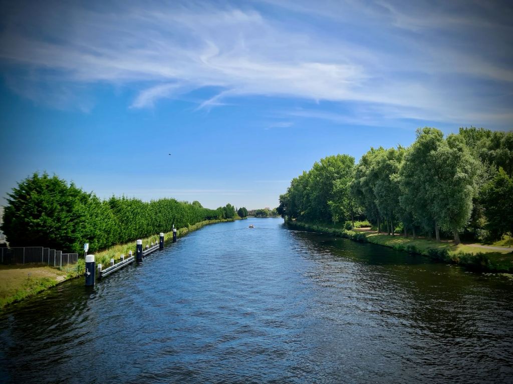 Looking over the canal from the lifting bridge on the N206