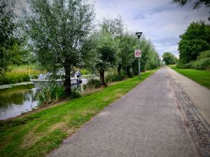 Passing a boat on Jaagpad