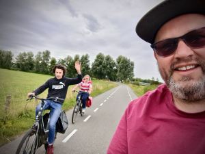 Selfie on a small section open to motor vehicles, next to Zijlwatering