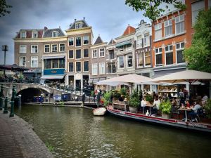 Buildings, bridge and boat on Nieuwe Rijn