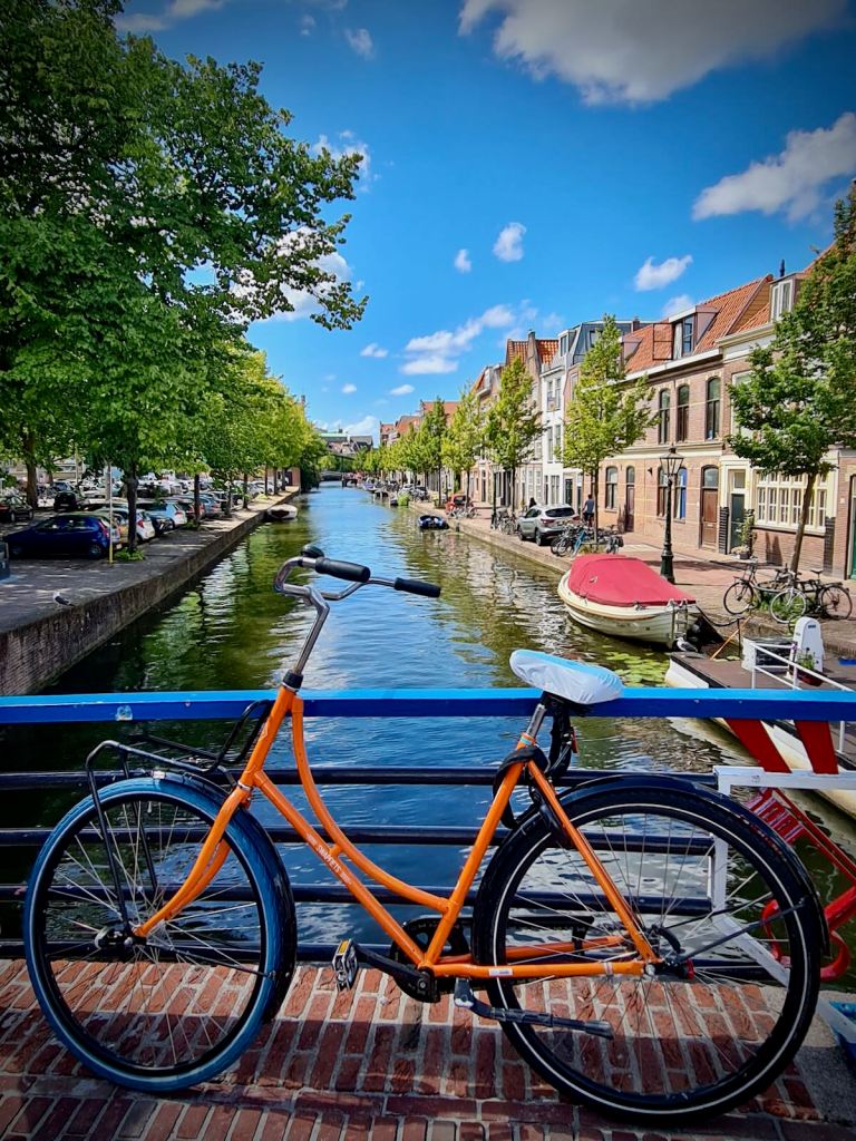 Bike and bridge on the Oude Rijn
