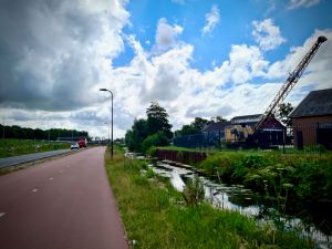 On the cycle path between the A44 and Stoomtrein Katwijk Leiden