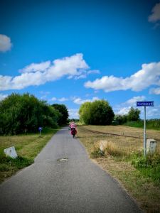 On the path around Valkenburgse Meer, heritage railway line on the right
