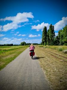 On the path around Valkenburgse Meer, heritage railway line on the right