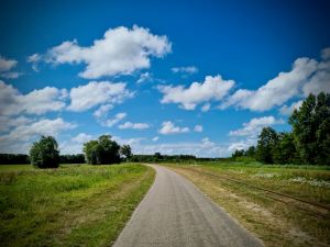 On the path around Valkenburgse Meer, heritage railway line on the right
