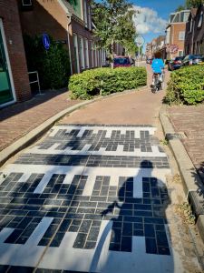 Traffic calming on the cycle path