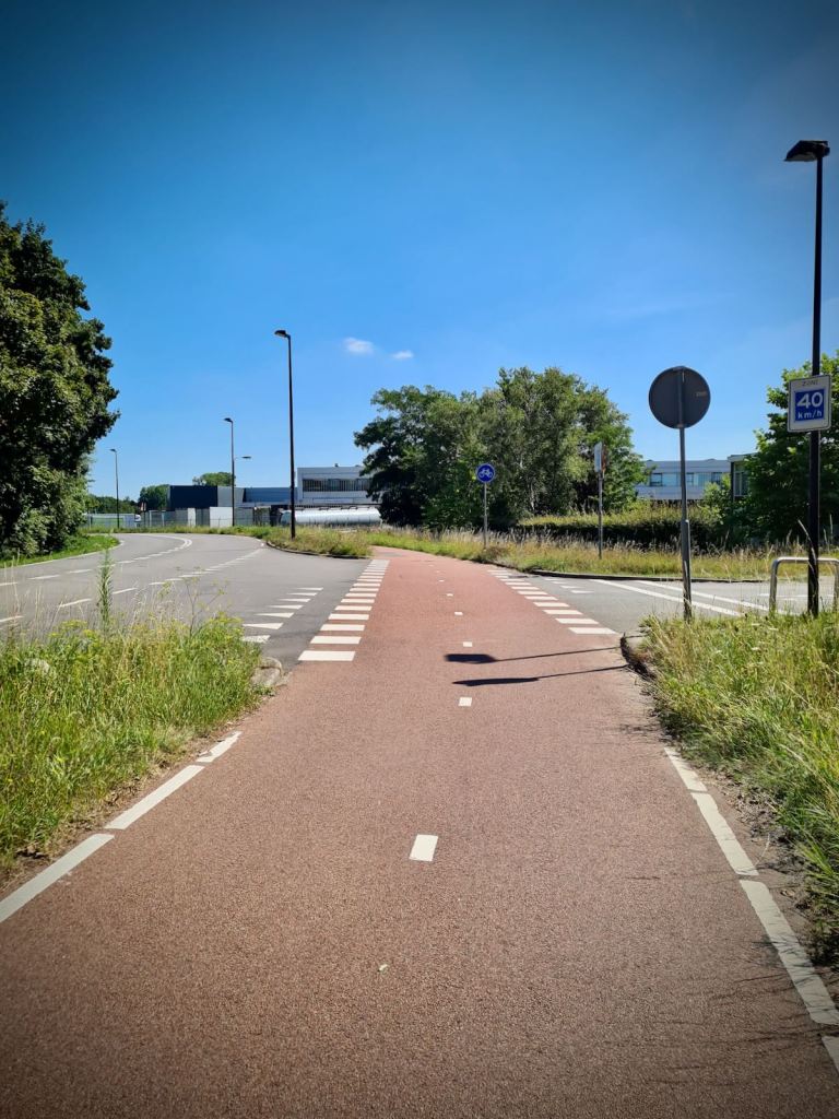 Priority for cycles across a junction on Noorder IJ- en Zeedijk