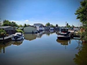 Canal view from the cycle path on Noorder IJ- en Zeedijk