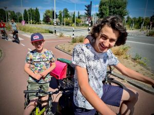 Waiting to cross Klaprozenweg on the S118