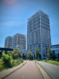 Large apartment blocks next to the S118