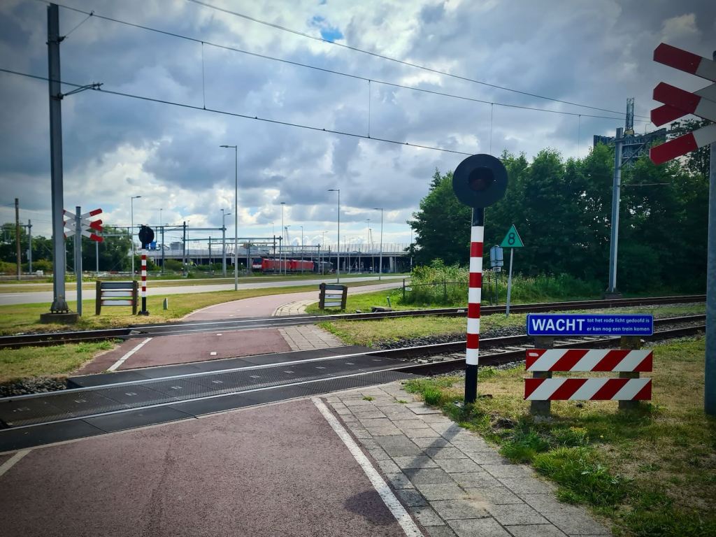 Crossing train lines to the Westhavenweg rail yard