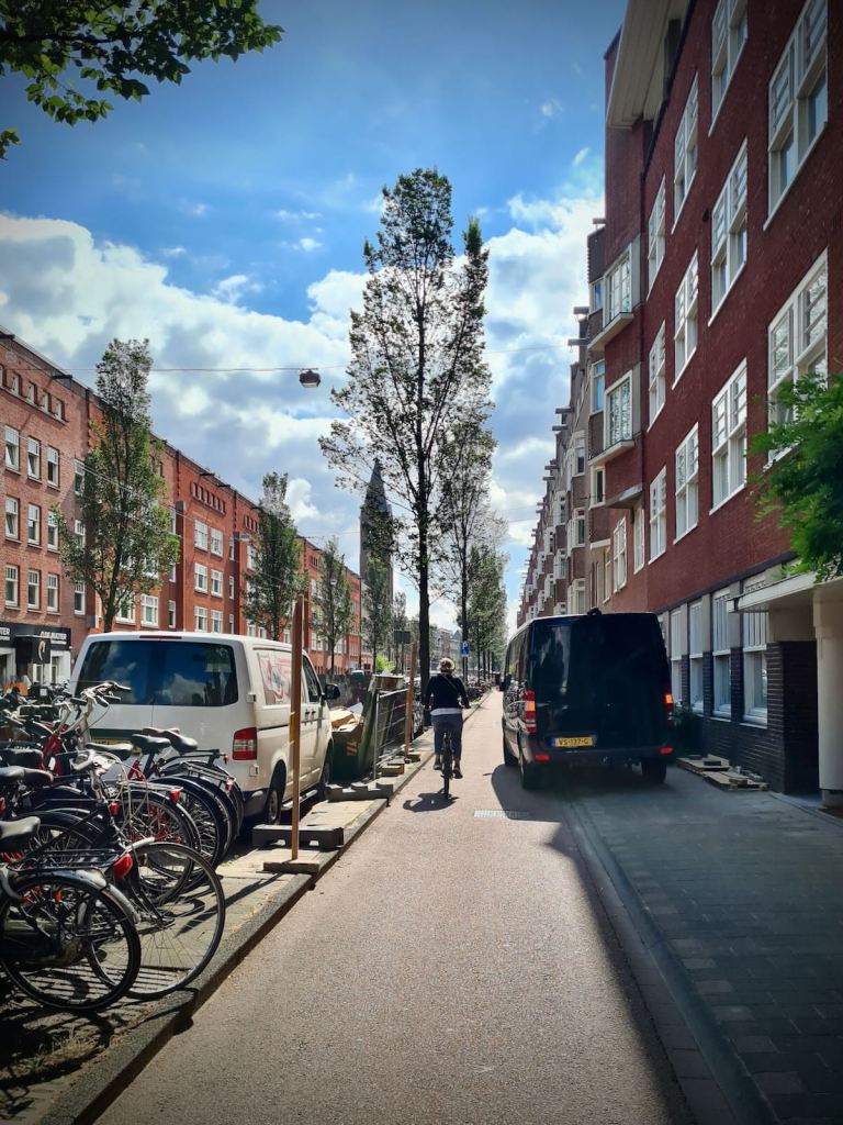 On Admiraal de Ruijterweg, Dutch drivers block cycleways too