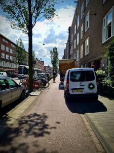 On Admiraal de Ruijterweg, Dutch drivers block cycleways too
