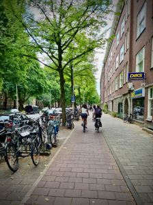 Riding along a shaded Willem de Zwijgerlaan