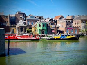 Police and fire boats on the Zaan