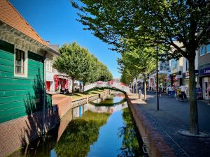 Canal and shops on Gedempte Gracht