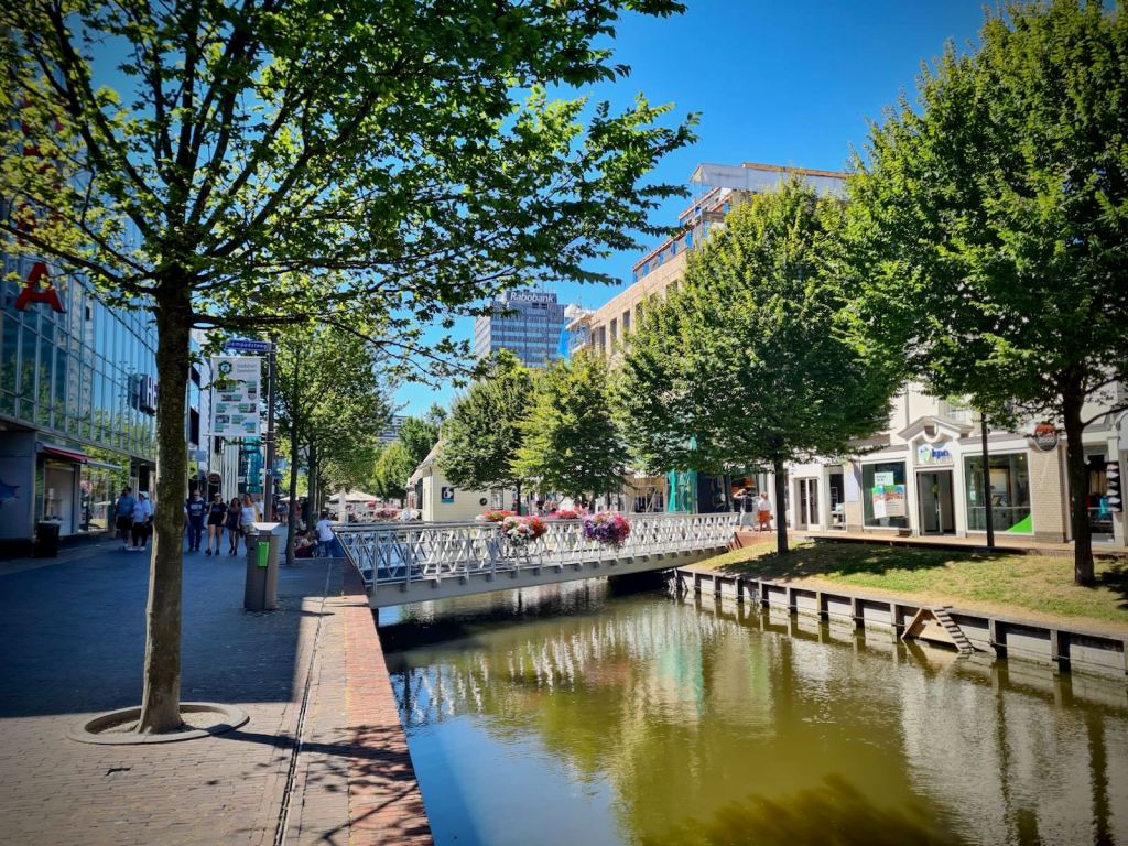 Canal and shops on Gedempte Gracht