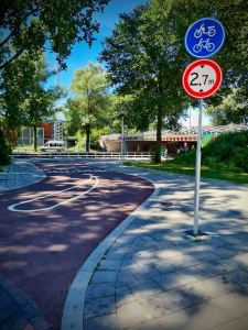 Newly installed cycle path on Dominee Martin Luther Kingweg