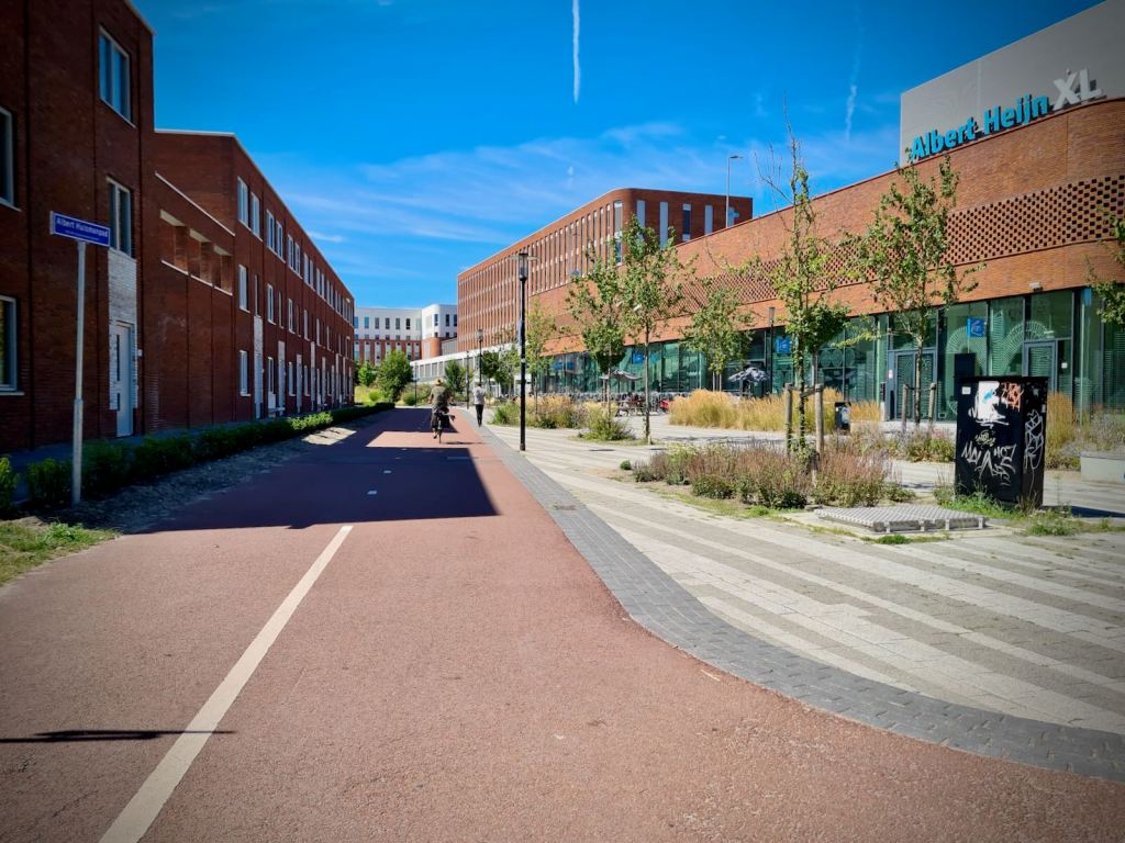 New Albert Heijn on the cycle path next to De Gouw