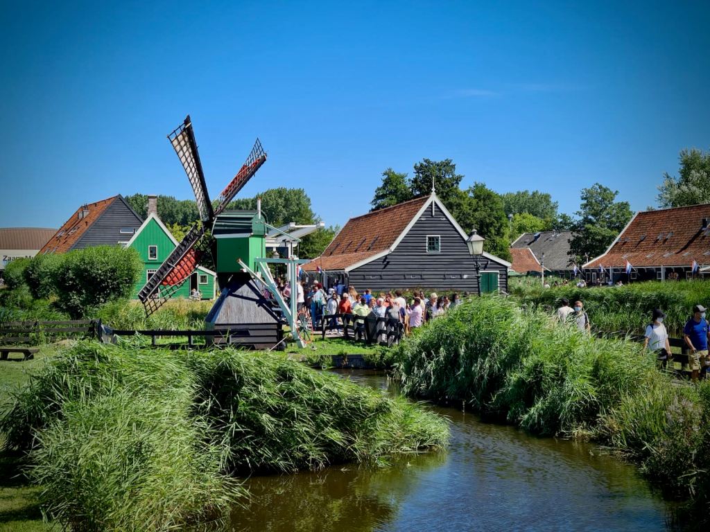 Buildings and the small windmill, Molen De Hadel
