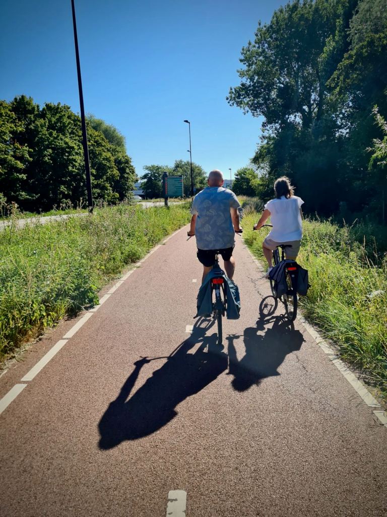 Couple riding side by side on Noorder IJ- en Zeedijk