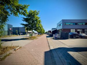 Very good cycle path through a trading estate