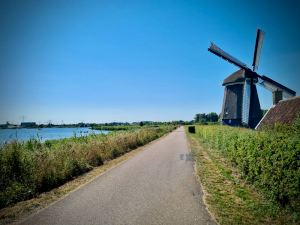Approaching the Twiskemolen polder mill