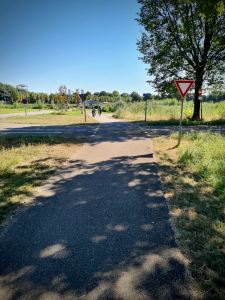 Cycle path approaching Pannenkoek de Appel