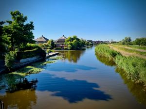 Looking along Ringvaart, from the walking and cycling bridge