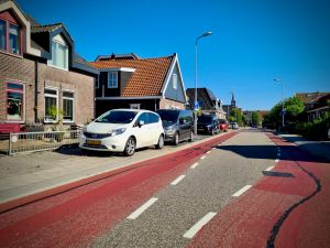 Painted lanes, traffic calming and pavement parking on Kerkbuurt