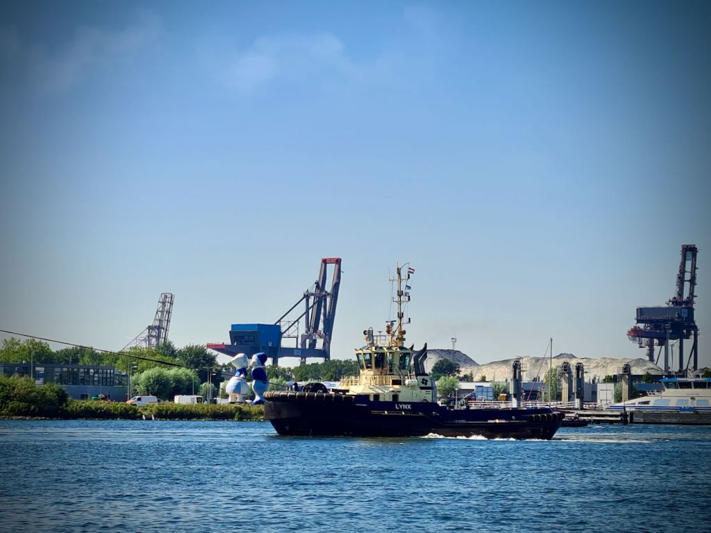 Tugboat on the North Sea Canal, Kissing Couple XXXL artwork behind