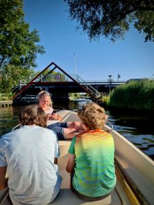 Approaching the walking bridge and A7 motorway