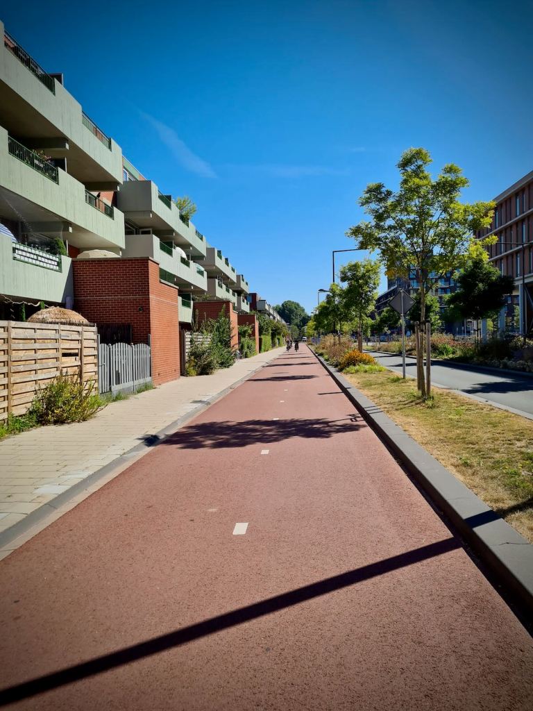 Continuing on Reinier de Graafweg