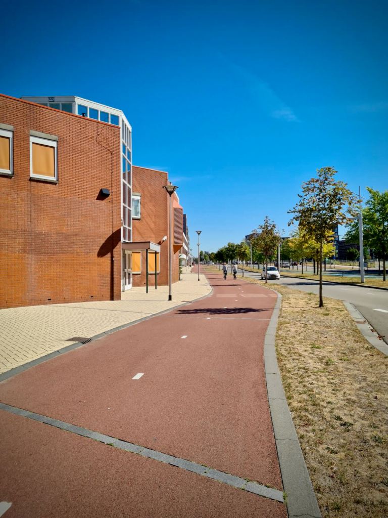 Wide two-way cycle path on Westlandseweg