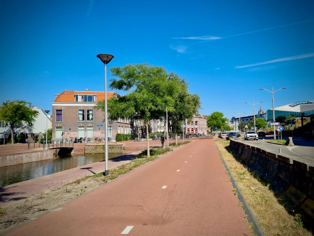 Wide two-way cycle path on Nieuwe Gracht