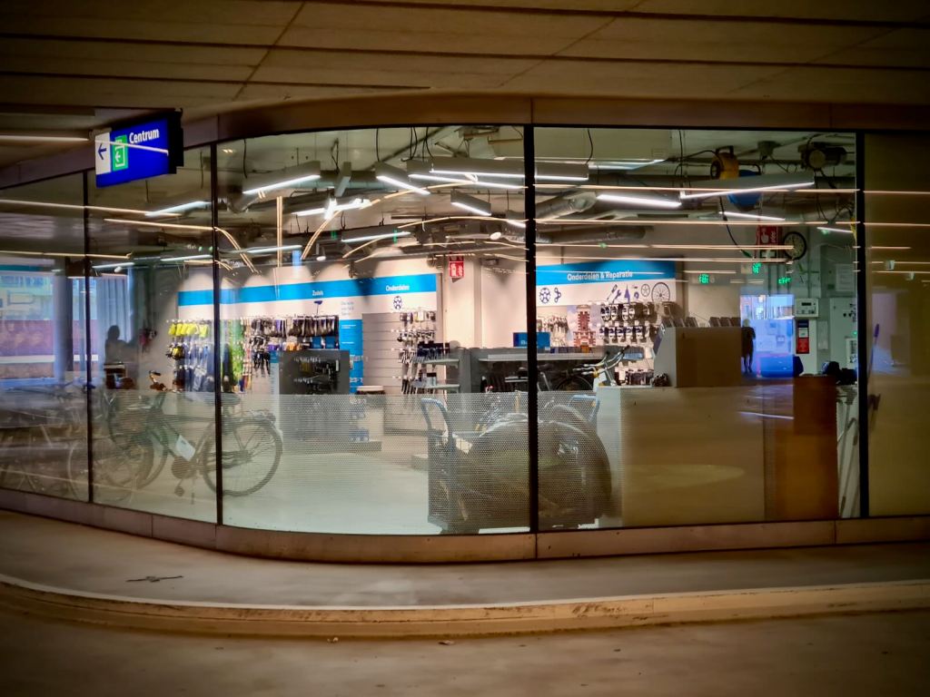 Bike shop and workshop at Delft station